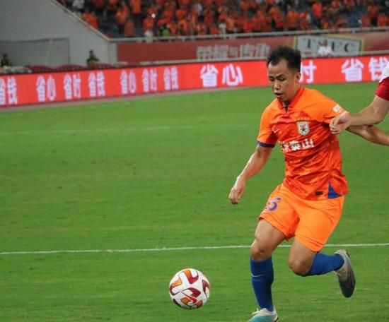 《中国医生》单日票房1613万，累计票房突破12亿，升居 柳岩海南私照吐舌嘟嘴卖萌 白T热裤显清纯甜美 2014-03-28 3月28日，“性感女神”柳岩海南度假私照曝光，白T热裤搭配复古白框墨镜，波浪卷长发点缀蓝花小发夹，背上墨色双肩包的柳岩清纯甜美，吐舌嘟嘴卖萌犹如娇俏邻家妹子。
