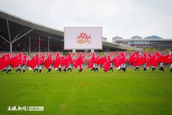 塞巴斯蒂安·斯坦晒出与好友豪泽亲密照 2020-01-02 日前，塞巴斯蒂安·斯坦晒出和好友保罗·沃尔特·豪泽的新年照片，皮下脂肪肥厚的豪泽满脸络腮胡闭着眼睛做出亲吻对方的姿势，很显然塞巴斯蒂安·斯坦被这个举动“吓到了”。