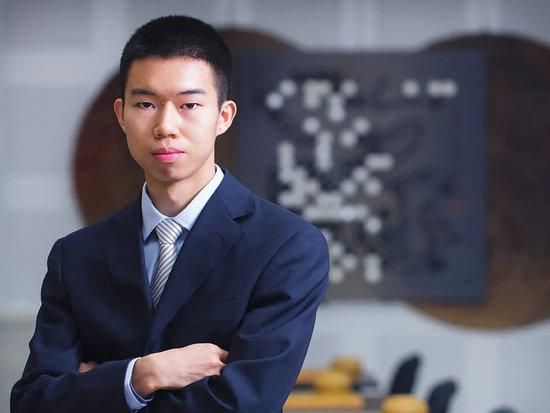 不久前，29岁的他凭借《继承》拿下了托尼奖话剧最佳男主角。
