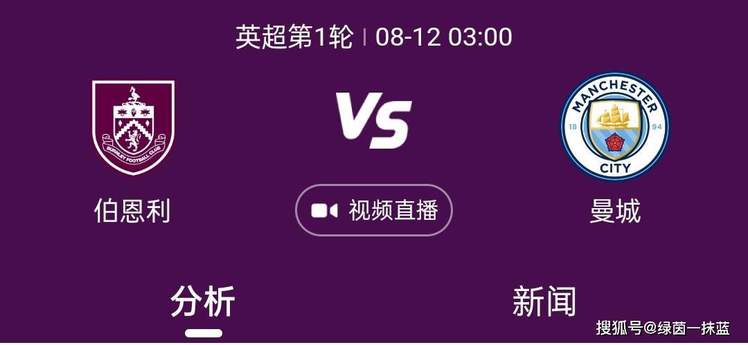 费翔身穿黑色高领上衣搭亮银色长裤，手拎箱包霸气十足；