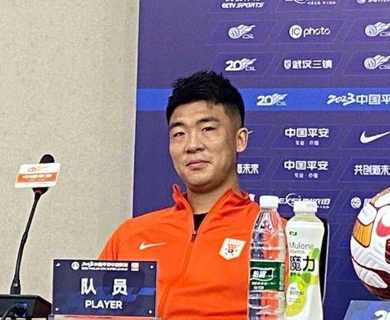 这个演员还会创作故事。