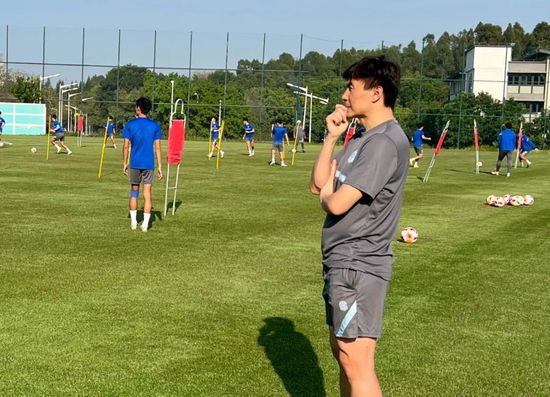 这是一种建立在高度专业信任之上的默契,一种超越了语言指令的艺术共振。