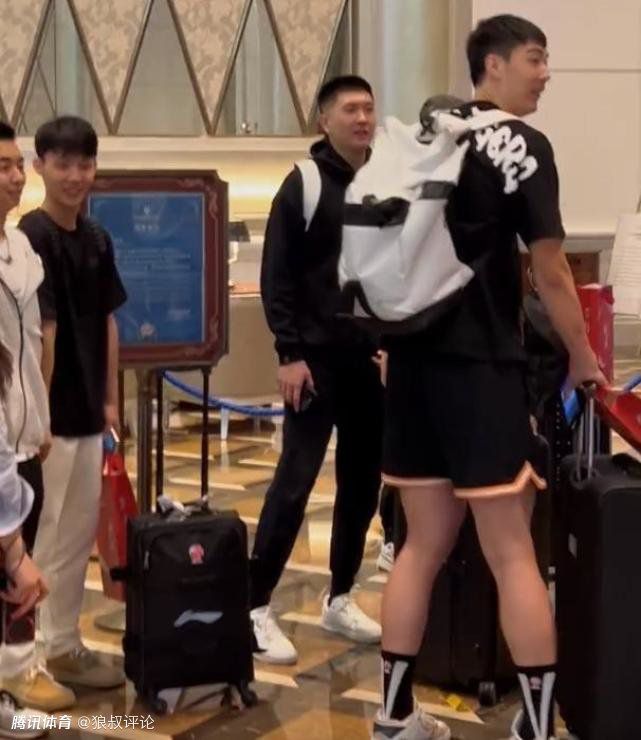 剧集由杰森·苏戴奇斯编剧并担纲主演，布兰登·亨特编剧，汉娜·沃丁厄姆、博特·高登斯 “鹰眼”携“X教授”组队 助阵明星足球慈善赛 2014-06-10 8日在英国，2014年Soccer Aid英国足球慈善赛在曼联队主场举行。