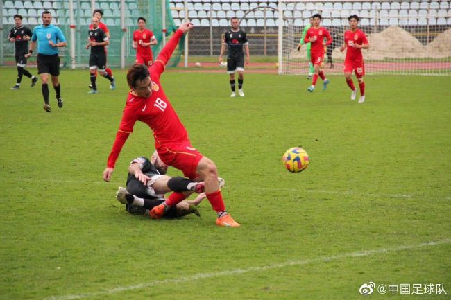 她和该片男主角杰森·苏戴奇斯在镜头面前大秀默契温馨。