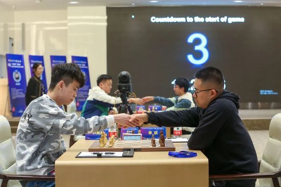 而后曾志伟被大量网友谴责，同时还有人爆料周冬雨和曾志伟曾经有过亲密关系。