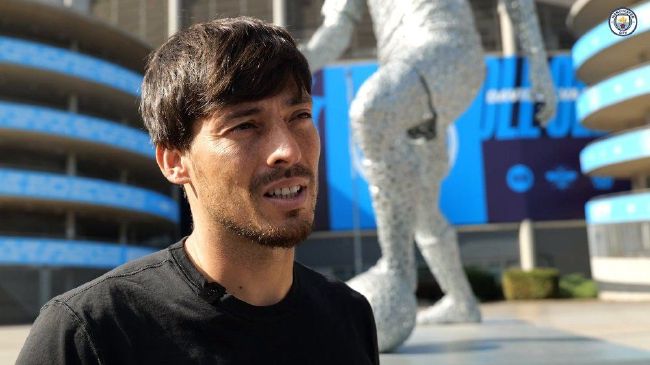 海报以药片为灵感设计,似乎暗示了本季的主题,而剧照则再次以多元的风格向观众剧透了新一季将带来的视觉奇观。