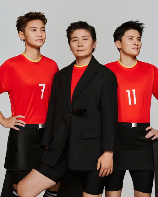 五位青铜圣斗士星矢、紫龙、冰河、瞬、一辉齐齐登场,将“战斗女神”雅典娜团团围住,背景的醒目英文“SAVE 待在家中!