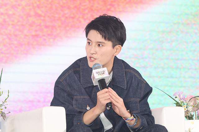 导演张猛还担任了本届电影节开幕式致辞嘉宾,致敬金爵20届,大谈自己与 凯特·布兰切特优雅粉色亮相 《蓝色茉莉》将映 2013-07-24 纽约,当地时间7月22日,凯特·布兰切特在现代艺术博物馆MoMA出席了她主演的新片《蓝色茉莉》的首映礼,同时出席的还有该片演员彼得·萨斯加德和亚力克·鲍德温等。