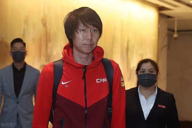 金秀贤身穿一身黑色休闲装轻松亮相,全程略显紧张面无微笑。