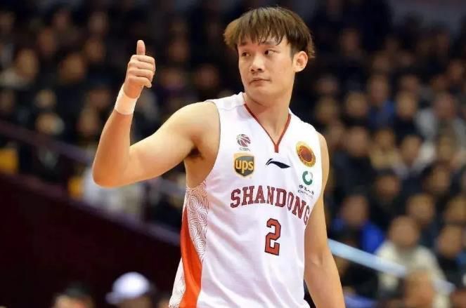 ”在演员前期训练方面,以基本功为主,为了适应新疆大漠的拍摄环境,演员必须学会控马,掌握骑坐、重心和协调性,以防在紧急情况下,及时拉住马。