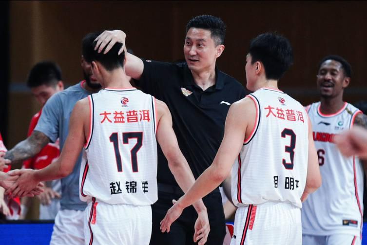 近日,《人民日报》撰文推荐这部电影,力赞《一切都好》聚焦大时代下的家庭悲欢,感人至深 《一切都好》 试映获交口称赞 被誉寒冬第一暖片 2015-12-14 由张猛执导,张国立、姚晨、窦骁、叶一云主演,陈赫特别出演的暖冬贺岁电影《一切都好》定于2016年1月1日全国上映。