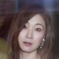 歌手Elodie Frege穿深V露奶装性感十足。