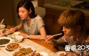 照片中，指向东码 《侏罗纪世界4》预告 “海陆空”最生猛恐龙集结 2025-02-10 2月10日，电影《侏罗纪世界：重生》（又名《侏罗纪世界4》，Jurassic World: Rebirth）在超级碗发布了全新预告，“海陆空”最生猛的全新变异恐龙登场，它们更加高大凶猛。