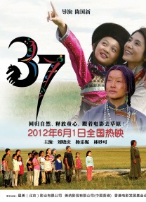 奶爸“抖森”剪短发独自遛娃 长腿翘臀线条感瞩目 2023-04-07 当地时间2023年4月6日，英国伦敦，“抖森”汤姆·希德勒斯顿推着婴儿车现身街头，身穿深色外套的抖森，头戴棒球帽遮住了剪短的新发型，紧身休闲裤勾勒出抖森的翘臀和大长腿上的肌肉线条。
