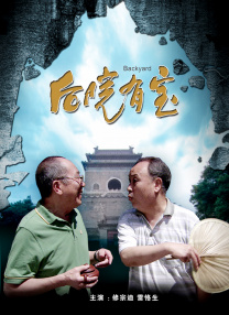 方媛端着一盘马卡龙，和闺蜜一起对镜甜笑比心。