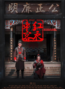 照片中，Lady Gaga饰演的“小丑女”哈莉·奎茵身穿碎花短裙外搭黑色大衣，接近素颜的状态看起 LadyGaga献唱《小丑2》新预告!
