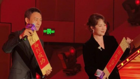 《武林外传》春节公映 白展堂半夜“打酱油” 2010-12-03 由尚敬执导、原班人马联袂演出的电影版《武林外传》将在2011年1月26日公映，沙溢饰演的白展堂眉头紧缩似临大敌，威风凛凛具有大侠风范。